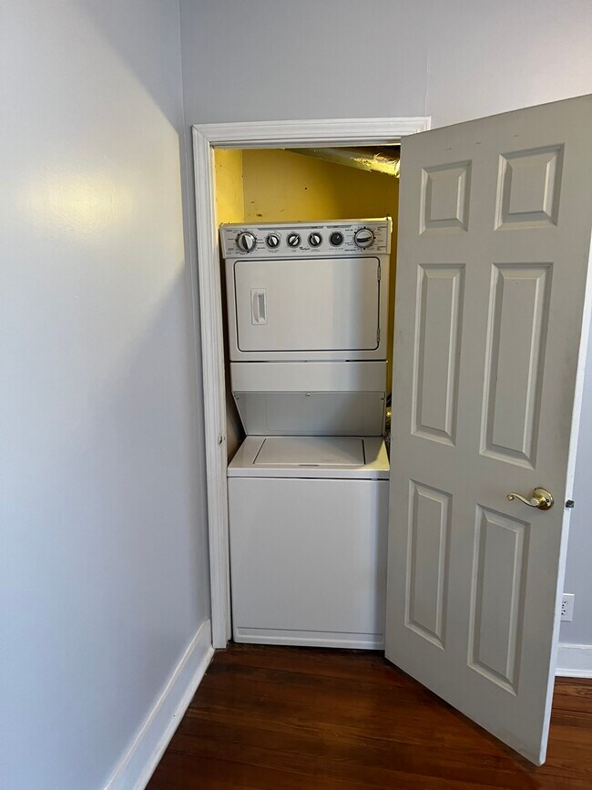 Building Photo - 220 N Bench St