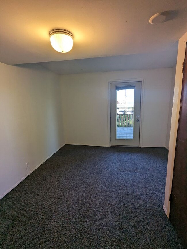 Building Photo - 3 Bed, 1 Bath Near Fairhaven