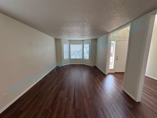 Building Photo - Spacious 4-Bed Oasis with 2.5 Baths in Cla...