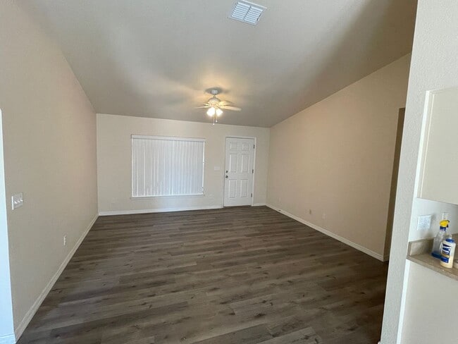 Building Photo - 3 bedroom 2 bathroom Condo