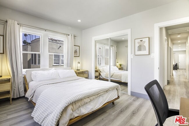 Building Photo - 1559 1/2 S Harvard Boulevard Unit