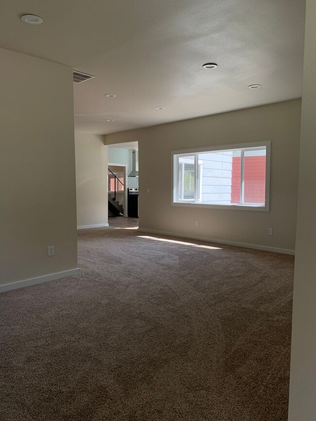 Building Photo - Remodeled 3 bedroom 1.5 bath house located...