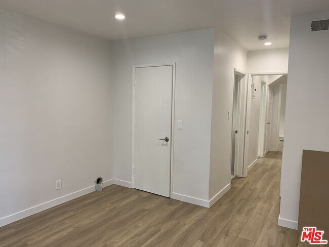 Building Photo - 450 Rexford Dr