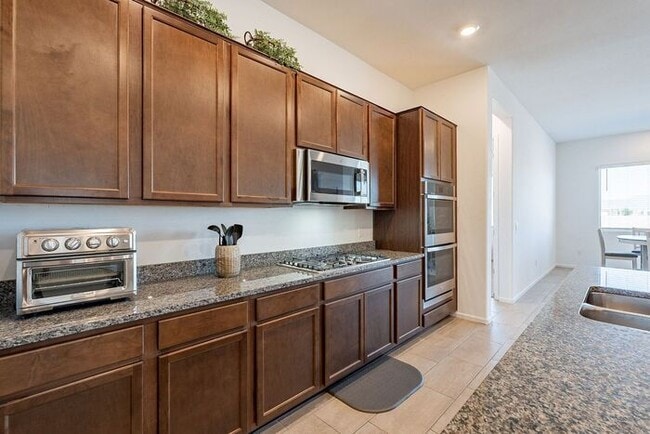 Building Photo - Bright & Spacious 4-Bed Home with 3-Car Ga...