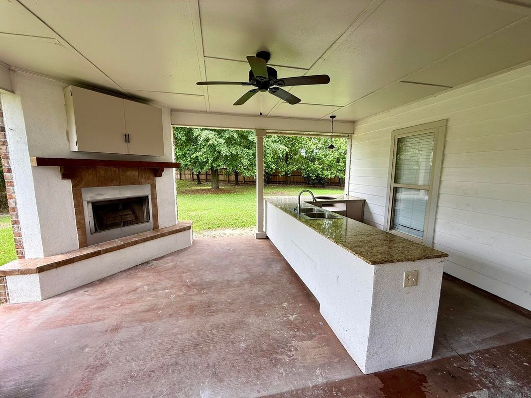 Building Photo - 10408 Springtree Ave