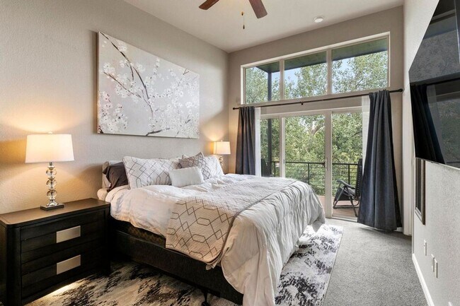 Building Photo - Luxury Townhouse, Minutes from Downtown