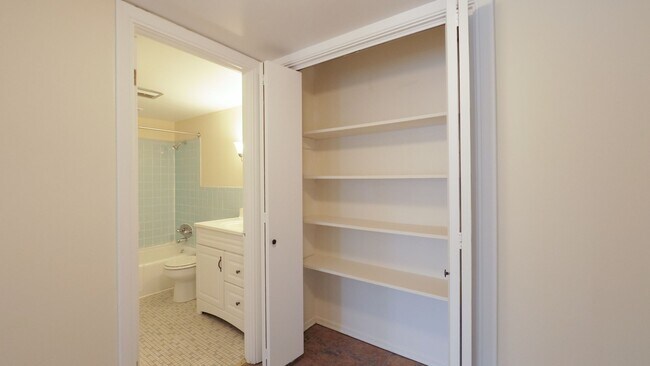 Building Photo - TRENT 559