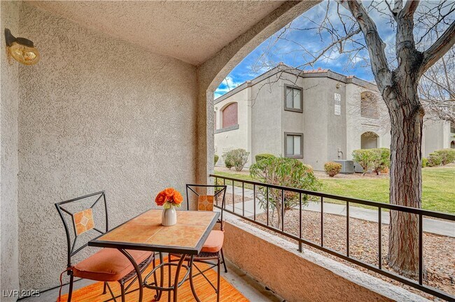 Building Photo - 950 Seven Hills Dr