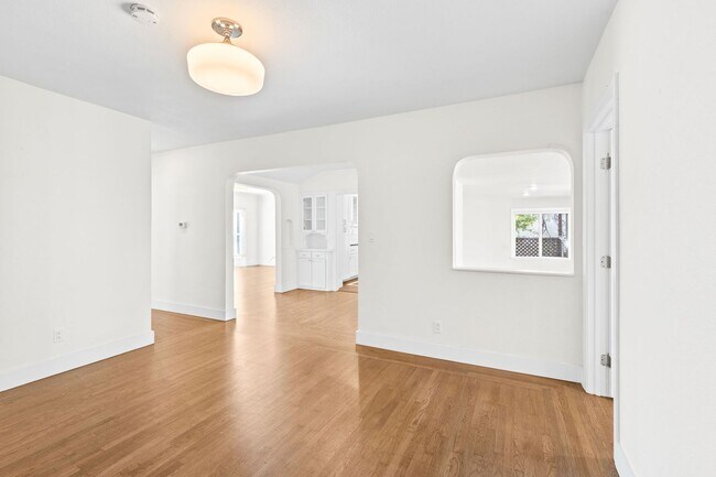 Building Photo - Charming & Spacious Single Family Home