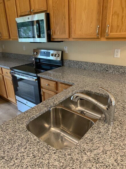 Building Photo - 6789 W Oak Park Blvd