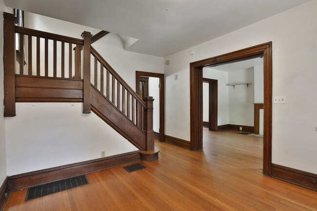 Building Photo - 117 E Lane Ave