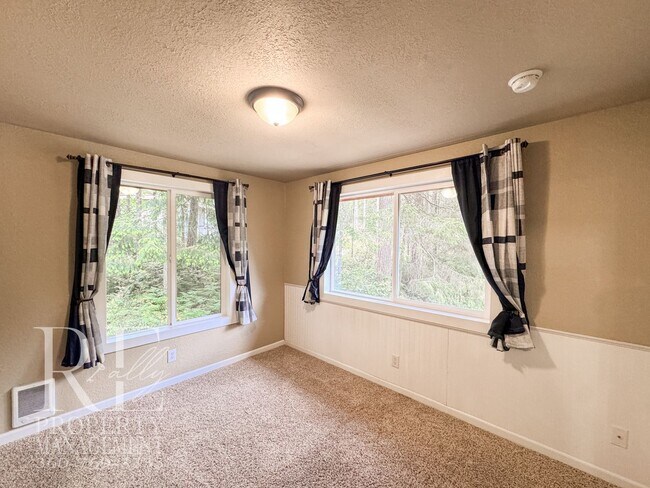 Building Photo - Bright & Spacious Split-Level Home with Gourmet Kitchen, Skylight & Expansive Yard