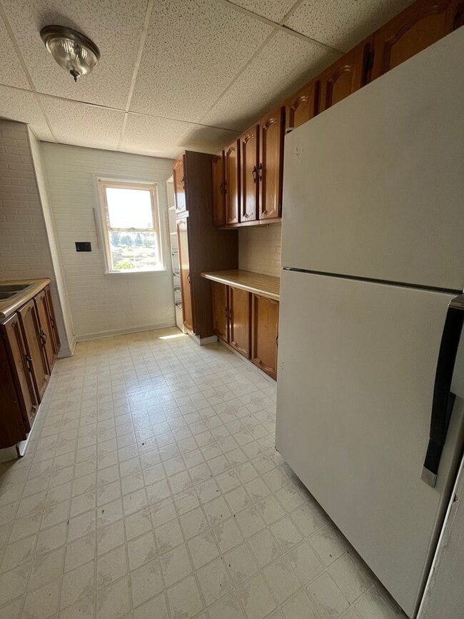 Building Photo - One Bedroom Apartment w Utilities Included