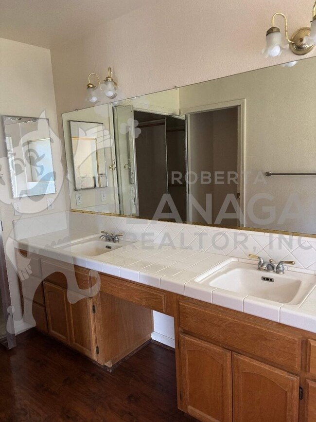 Building Photo - Large 4 Bedroom/ 2  Bathroom home