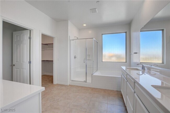 Building Photo - 882 Sycamore Falls St