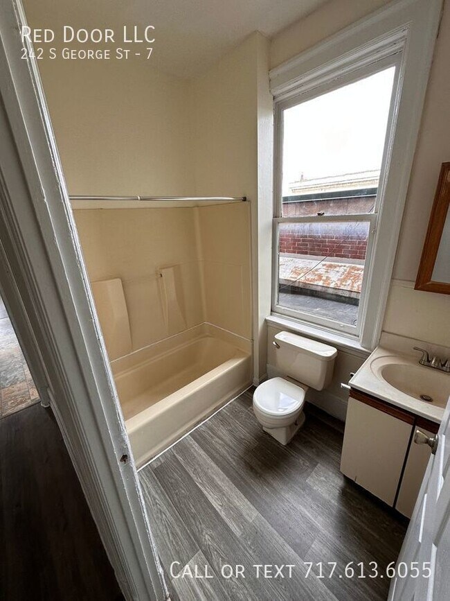 Building Photo - 242 S George St