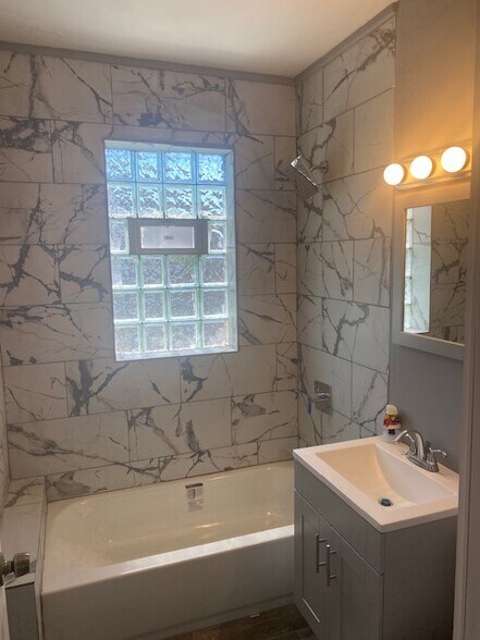 Building Photo - 7940 S Kingston Ave