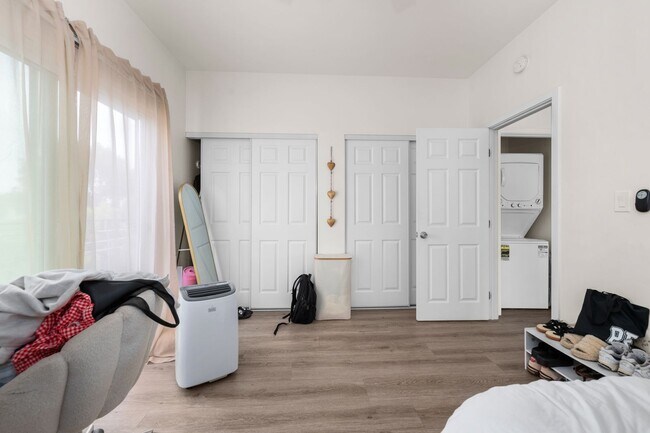 Building Photo - Spacious master bedroom!