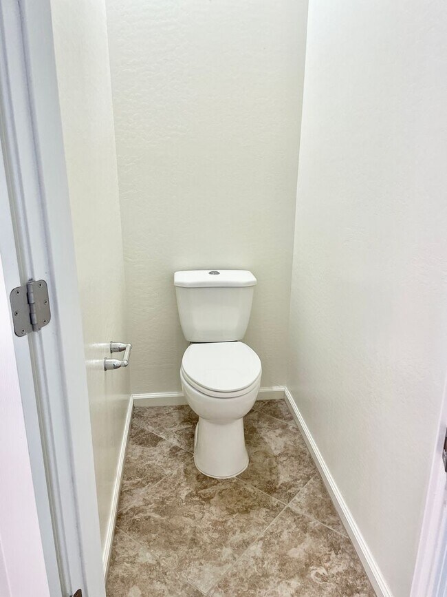 Building Photo - 5 Bedroom/3 Bath Home in Chandler!
