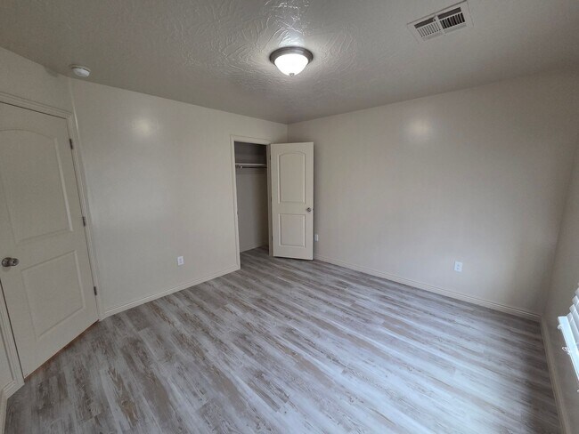Building Photo - Large 4 Br - like new under $2k!