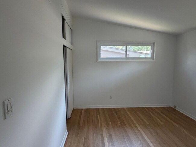 Building Photo - 878 Brooklawn Dr