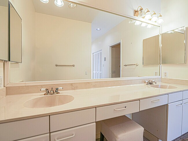 Building Photo - 131 Peppertree Dr