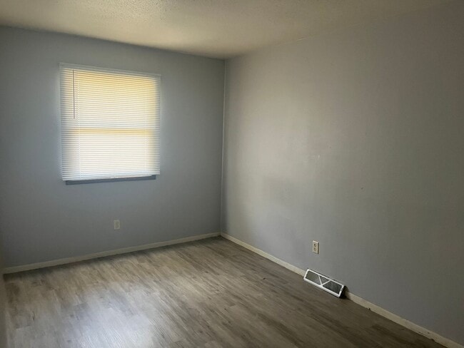 Building Photo - 3 Bedroom Duplex in Davenport Great Price