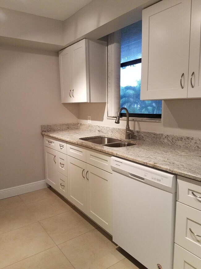 Building Photo - 820 Lavers Cir