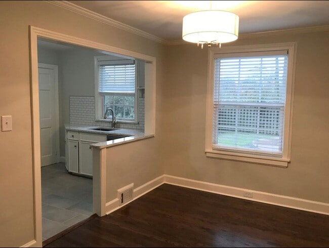 Building Photo - Spacious 2-BR Duplex in Sought-After Location!