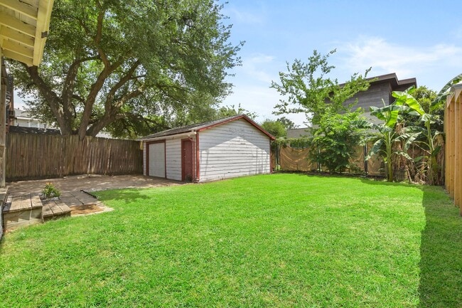 Building Photo - Adorable Montrose Bungaloq