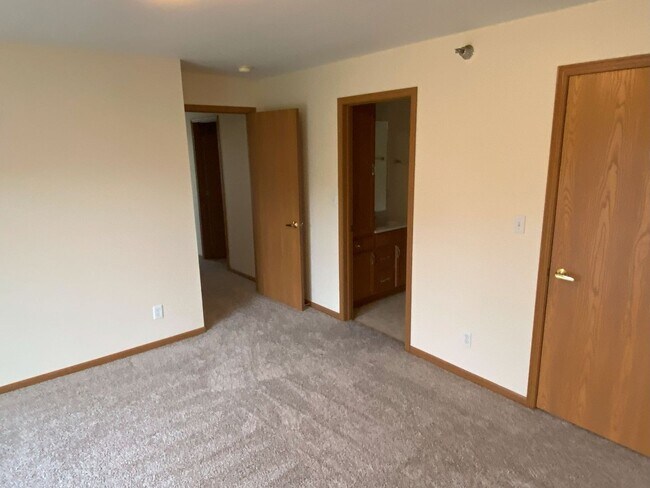 Building Photo - 2604 Stange Rd