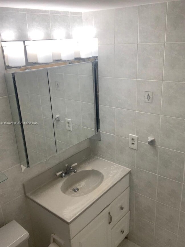 Building Photo - 1228 West Ave