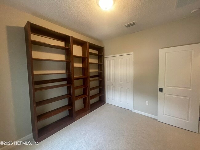 Building Photo - 61 Pinebury Ln