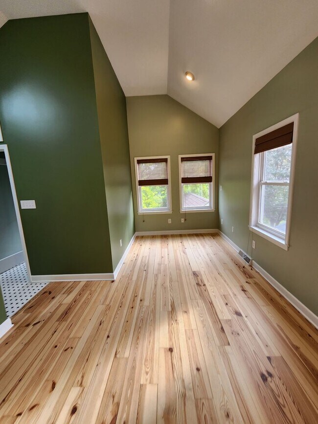 Building Photo - Gorgeous Home For Rent in Ohio City! 2 Master Suites!