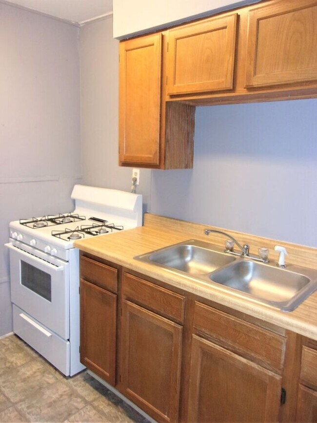 Building Photo - 1 BED 1 BATH 1 CAR DETACHED GARAGE CRESTWO...