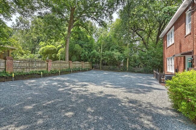 Building Photo - 518 Lamar Ave