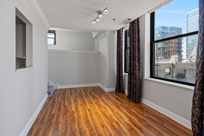 Building Photo - Unique & Extra Spacious Printers Row 1 Bed + Den! Over 900 Sq Ft! Ready for Move In!