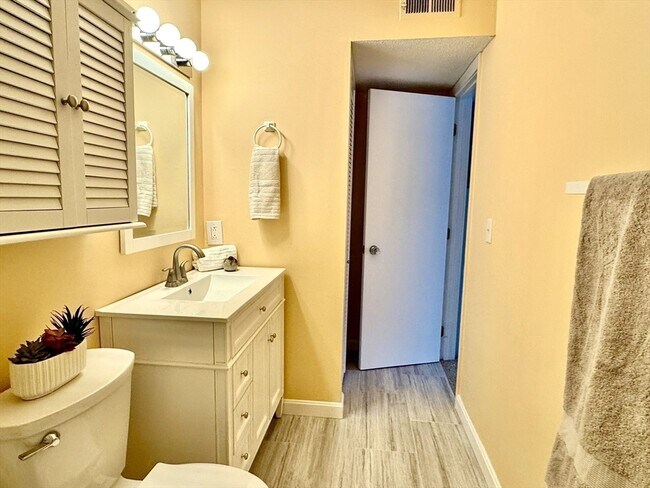 Building Photo - 18 Walden Dr