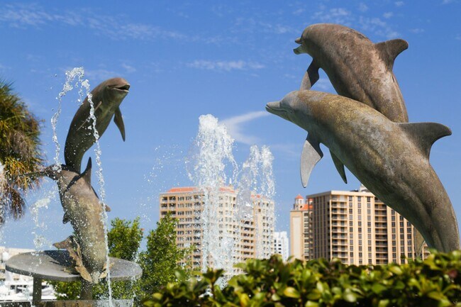 Building Photo - Beautiful furnished 2/2 condo with stunning water view available May 2026 for a short-term stay