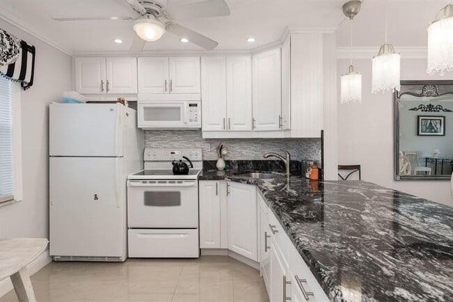 Building Photo - 7300 NW 5th Ct