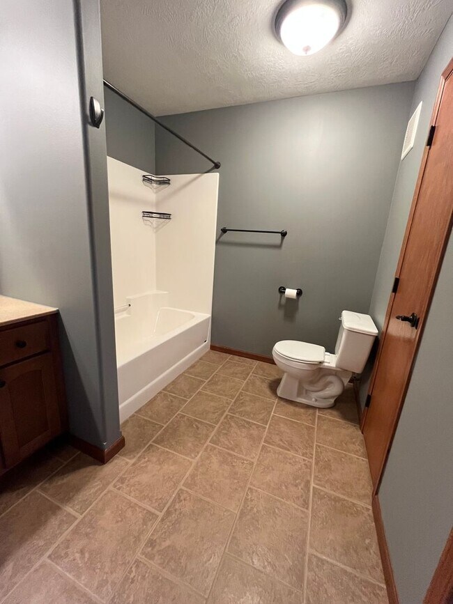 Building Photo - Ground Floor 2 Bed Condo with Attached Garage!