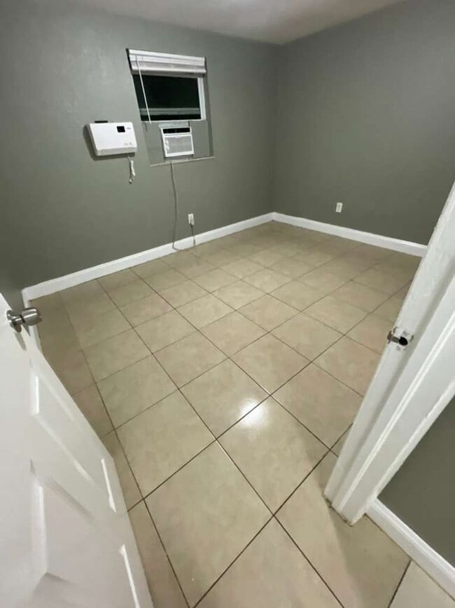 Building Photo - Palm River 2/1 Duplex- Move-In Ready! Apply FOR FREE today!