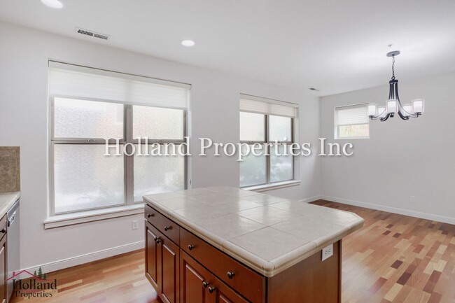 Building Photo - 6267 NE Carillion Dr