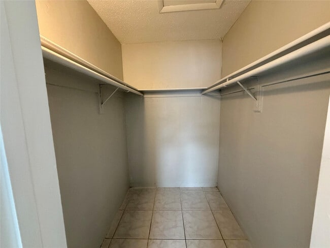 Building Photo - 874 SW 10th Dr