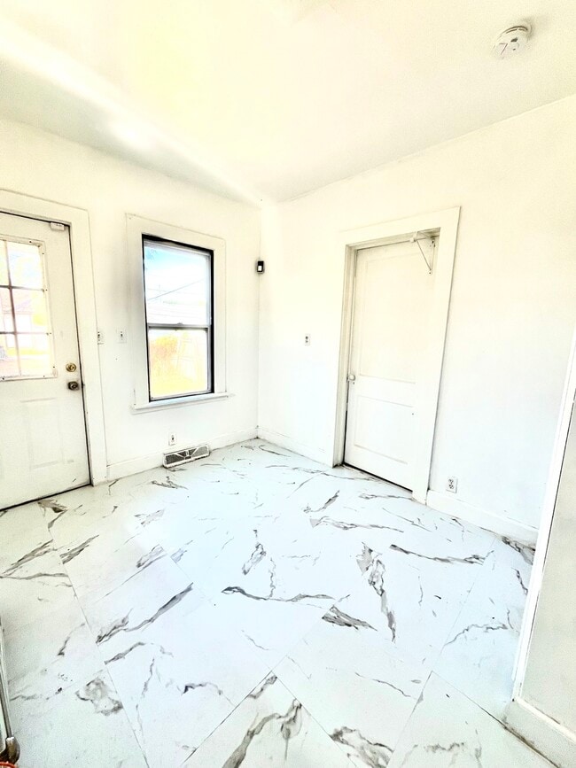 Building Photo - 2204 N 5th Ave