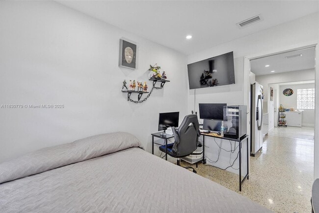 Building Photo - 9570 Jamaica Dr