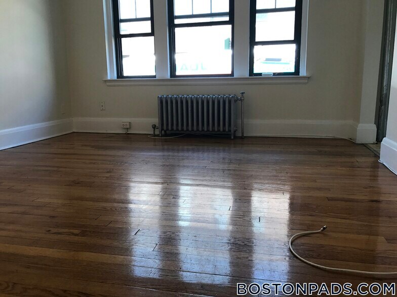 Building Photo - 349 Pleasant St