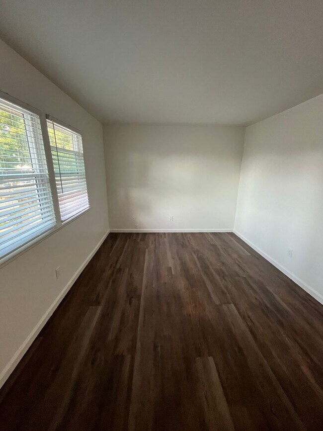 Building Photo - Spacious 2 Bedroom Condo/ Nicely Renovated...