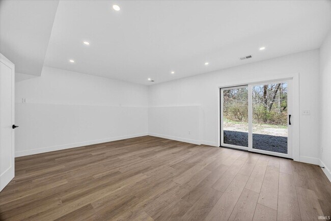 Building Photo - 4620 S Woodbine Dr