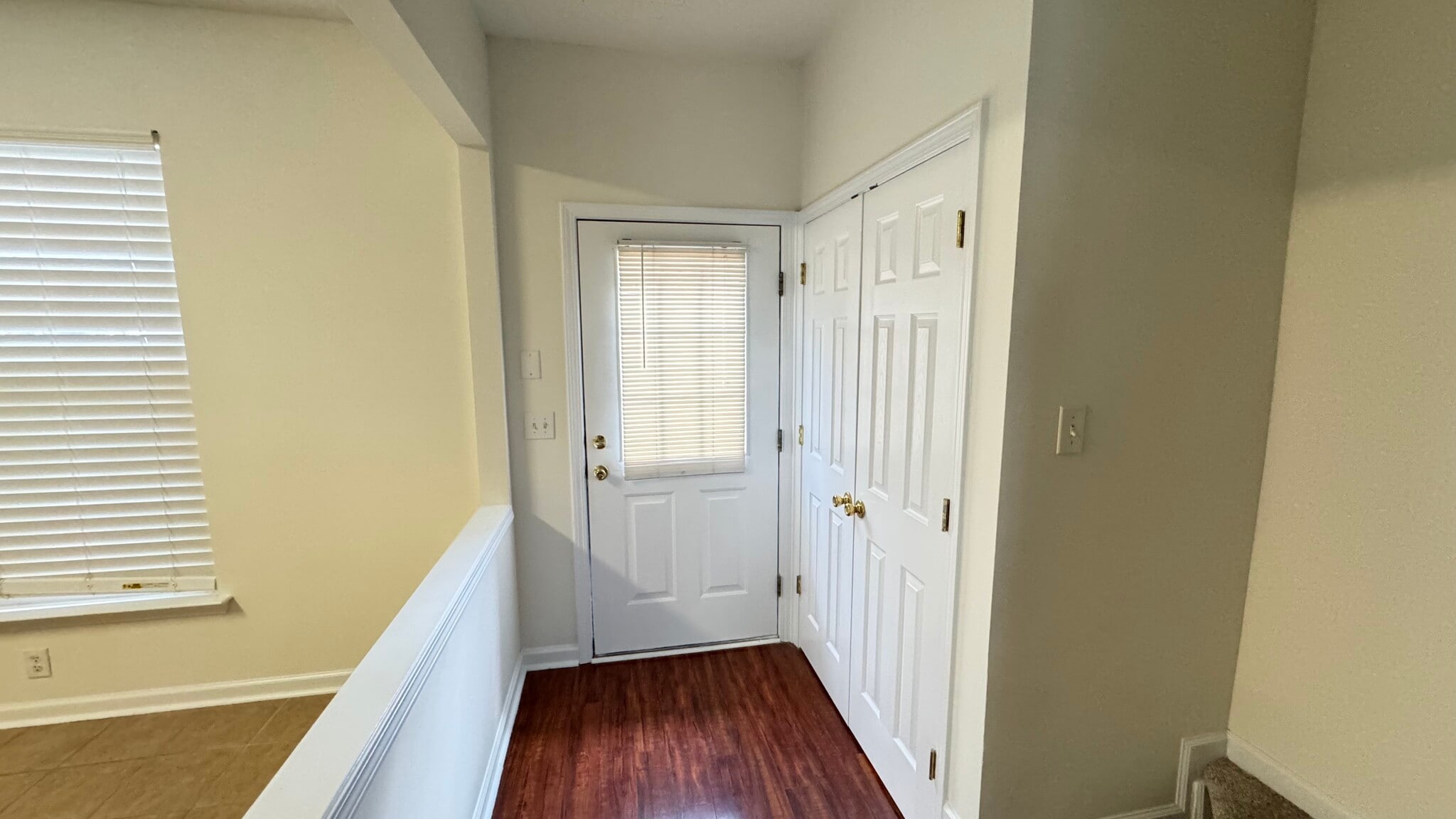 entrance - 213 Canyon Lake Cir